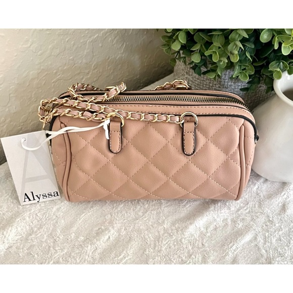 ALYSSA Quilted Barrel Bag - Picture 3 of 3